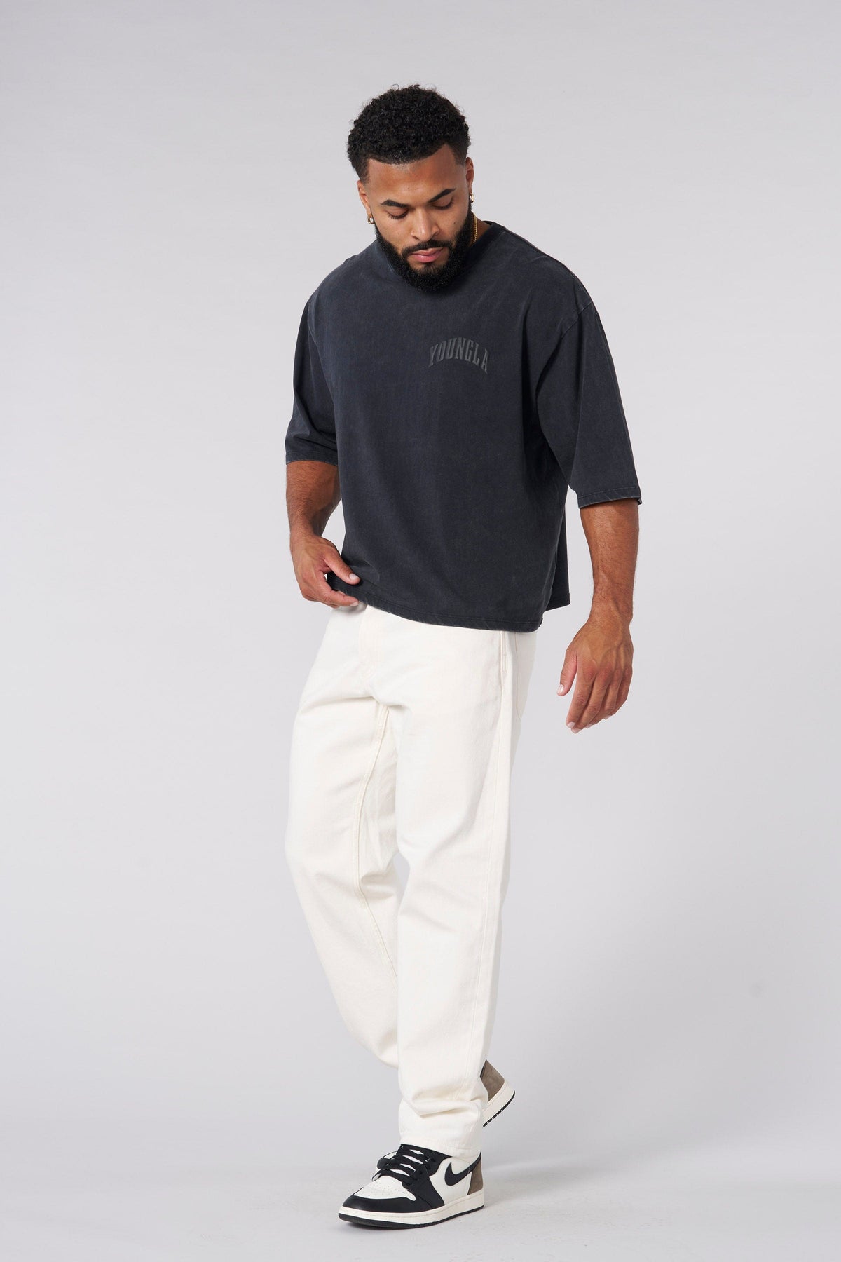 Modelo con la 4138 Foundation Cropped Tee color Black Wash, foto oficial de producto