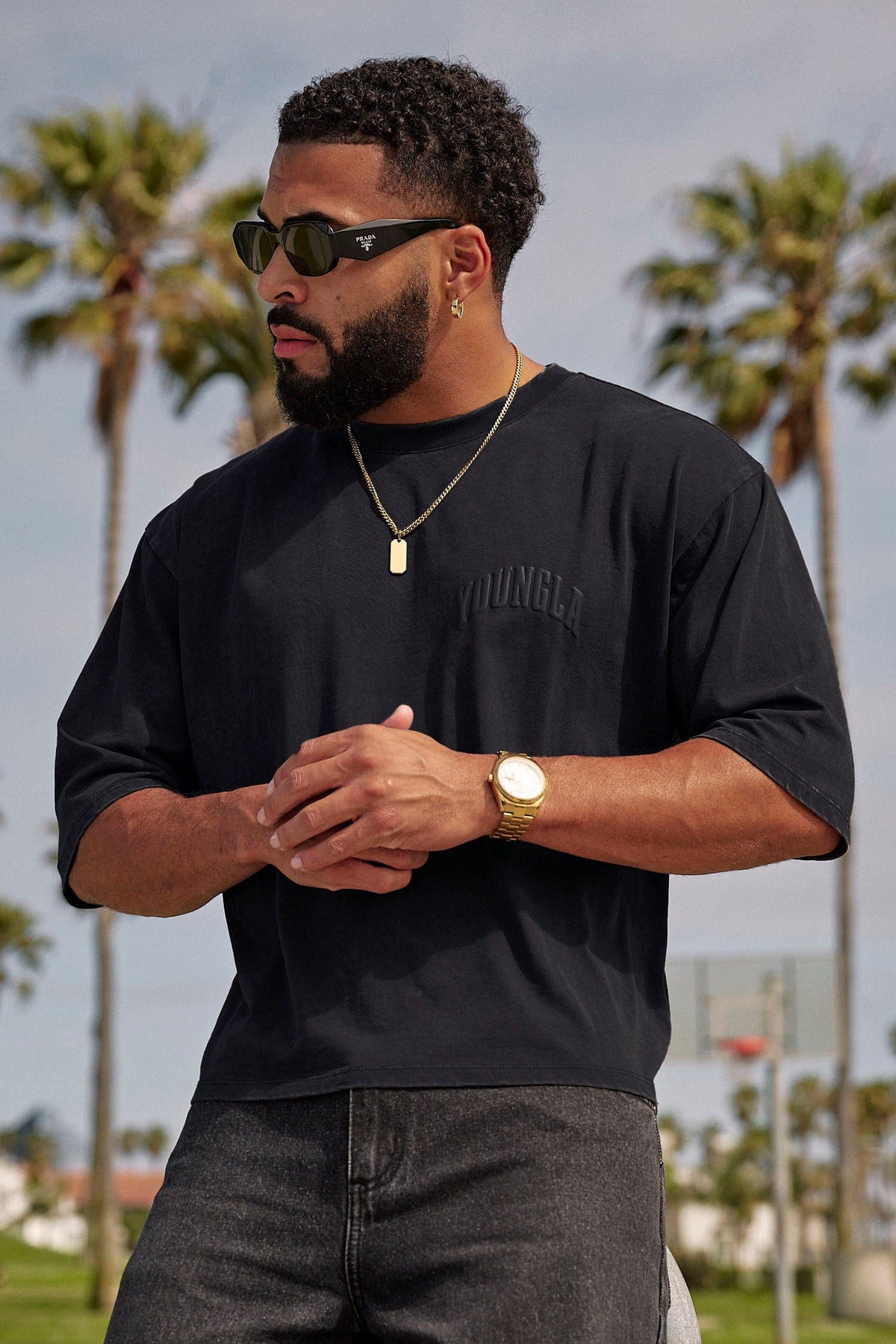 Modelo usando la 4138 Foundation Cropped Tee Black Wash de frente, ambiente exterior