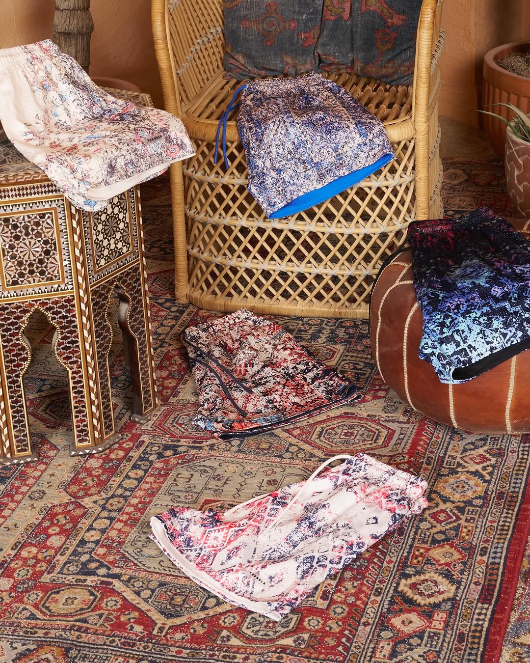 1112 - PERSIAN RUG SHORTS